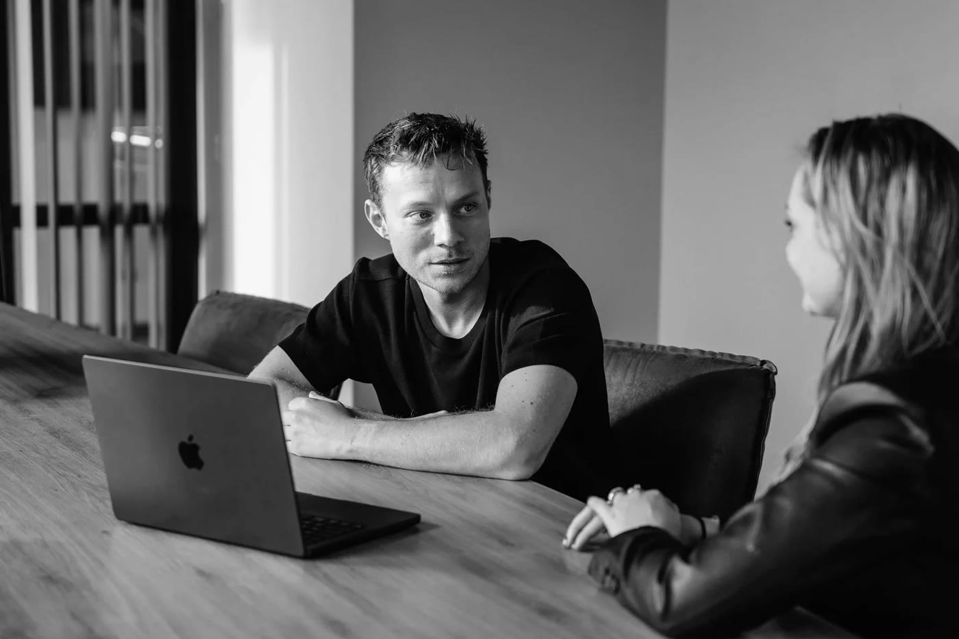 Een gesprek aan tafel bij SaaS{it}