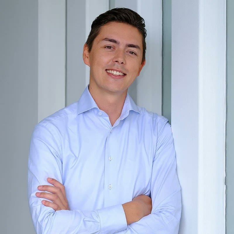 Mauritz, lachend in een lichtblauw overhemd