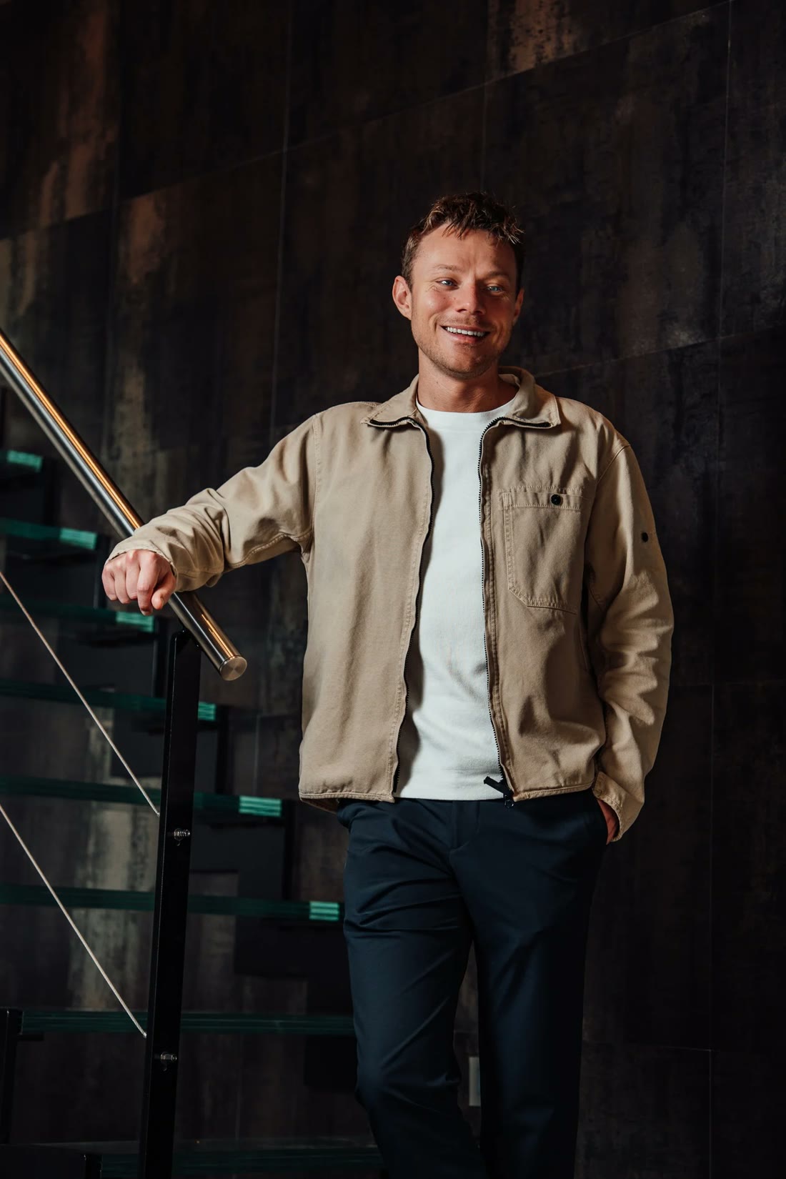 Michael Kjaer, oprichter van SaaS{it}, lachend bij een trap